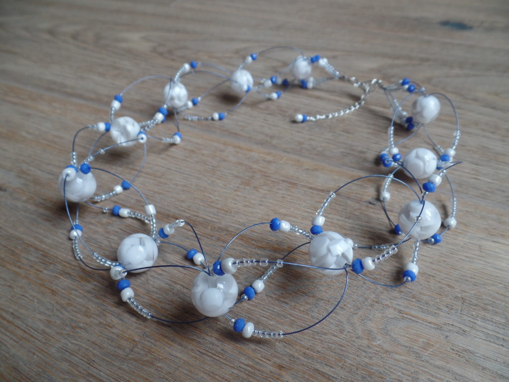 ketting met witte kralen, apart geregen